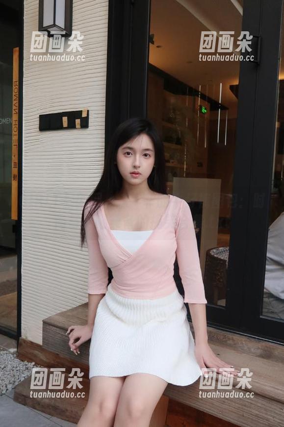 GIRLT果团网 - 龚玥菲的牛仔裤图包：时尚与自嘲兼备的搞笑合集.txt