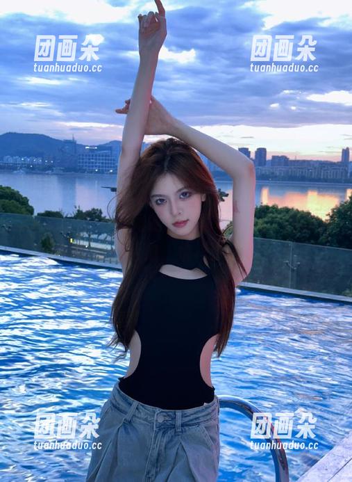 KuukoW KuukoW双马尾的精彩写真作品,在图库中展现青春活力,快来欣赏吧!.txt