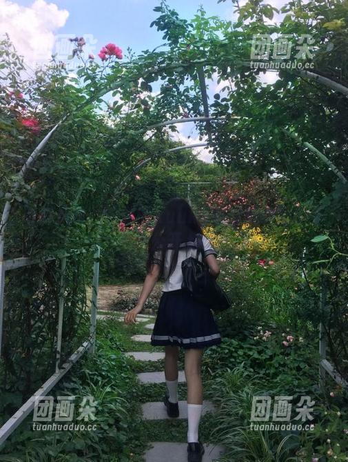 云端风情：完整的KuukoW空姐作品全集大公开.txt