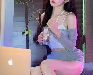 RUISG瑞丝馆 – 奶瓶土肥圆旗袍高清图集，感受传统与时尚的完美结合.txt