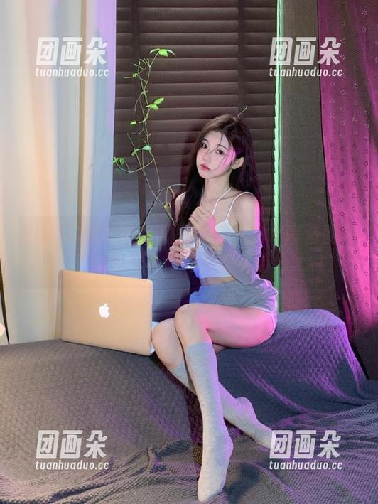 RUISG瑞丝馆-奶瓶土肥圆 RUISG瑞丝馆 - 奶瓶土肥圆旗袍高清图集,感受传统与时尚的完美结合.txt