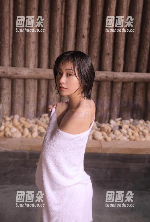 TouTiao头条女神 - 周思超的礼服写真作品，展现出女性之美的另一种可能性.txt