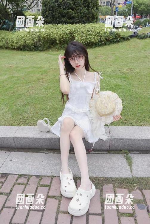 TouTiao头条女神 - 热门博主秦若兮黑丝新图集更新，缔造时尚与优雅的新篇章.txt
