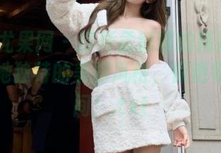 UGirls尤果网 – 打开孟狐狸的精选写真集，欣赏她独特的美脚风格，惊艳每一个瞬间！.txt