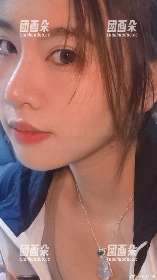 披上梦想，Uki雨季学姐高清cos写真，让你一同感受校园的清新气息！.txt