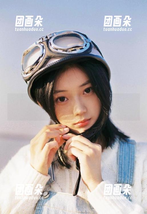 Xiuren秀人网-糯美子mini Xiuren秀人网 - 全套写真解锁:糯美子mini的职场秘书童颜与职场时尚.txt
