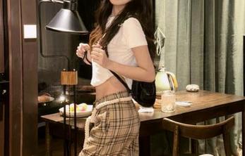 YALAYI雅拉伊 – 在图库中感受若婷的风流韵事与写真魅力.txt