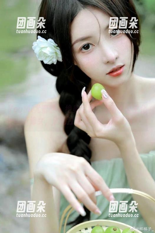 YouMi尤蜜荟 - 绝美写真：心妍小公主化身修女，展现独特魅力与风格.txt