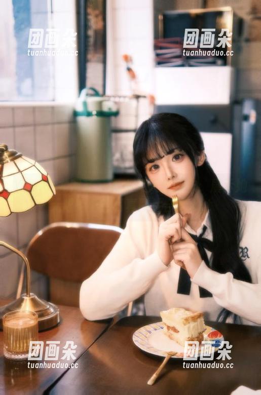 YouMi尤蜜荟 - 谭小灵天台创作：展示她无限魅力的写真图片合集.txt