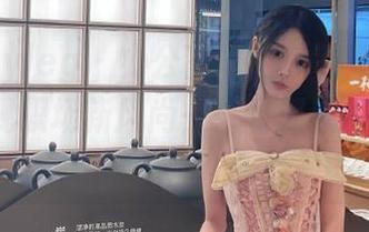 beautyleg – 办公室里的黄苇萱：写真资源展现职场新风尚，引领潮流新方向.txt