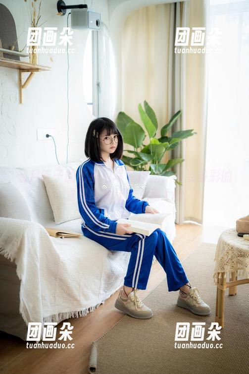 七月喵子的比基尼写真作品：多姿多彩的夏日图片让人心动.txt