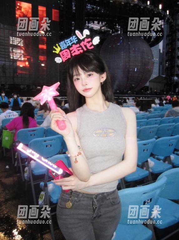 丽柜 - 热辣来袭：凌凌女王的免费图册，写真瞬间带你进入梦幻境地！.txt