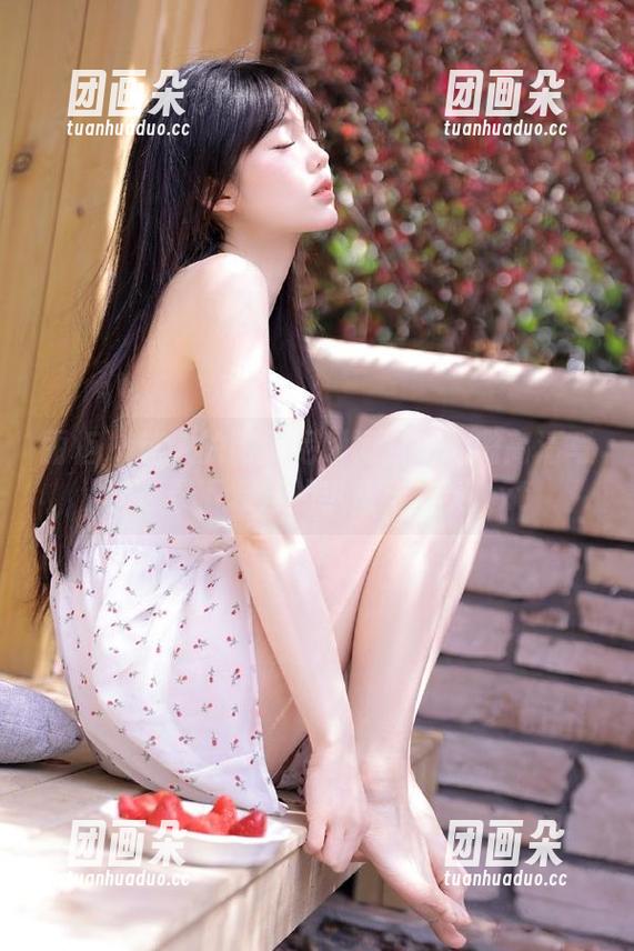 丽柜 - 迷人的比基尼瞬间！小璐璐高清写真记录下夏日的热情与欢笑.txt