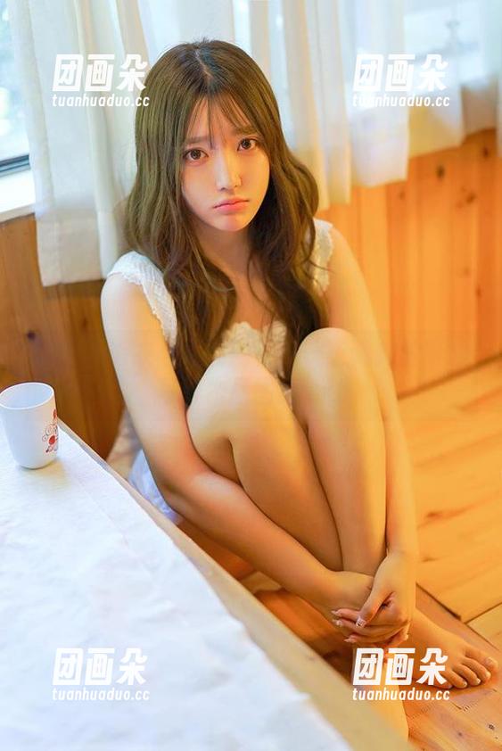 丽柜 - 毛衣与笑容同行——王炜炜的可爱写真作品图集.txt