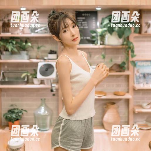 克拉女神 - 佳莹带你领略旗袍之美，分享她的写真集精彩瞬间！.txt
