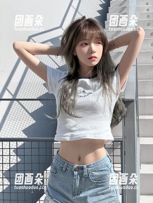 克拉女神 - 妮子全新黑丝写真更新：快来欣赏这些让人心动的图片，绝对值得收藏～.txt