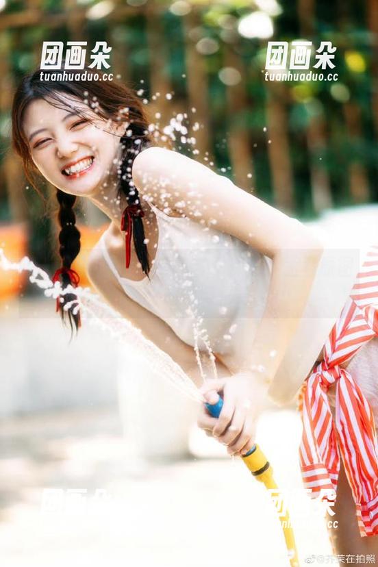 克拉女神 - 校服写真艺术探索：孟君原图中的青春故事与情感.txt
