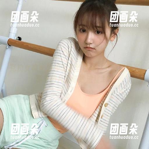 克拉女神 - 漫步于灰丝世界：舒彤精致写真与图片的奇妙旅程.txt