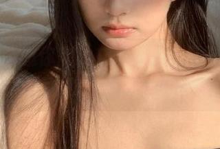 兔玩映画邀你欣赏艾米莉亚的日常，看看这些美图作品如何让你笑到肚子疼！.txt