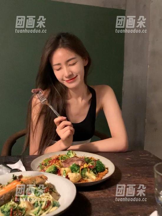 兔玩映画 兔玩映画精致私拍套图,旗袍金莲与李瓶儿的优雅魅力展现.txt