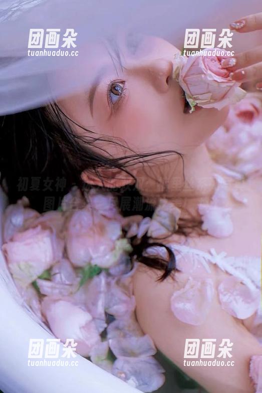 初夏女神 - 迷人的双双：裤里丝系列写真图片合集，尽展潮流之美！.txt