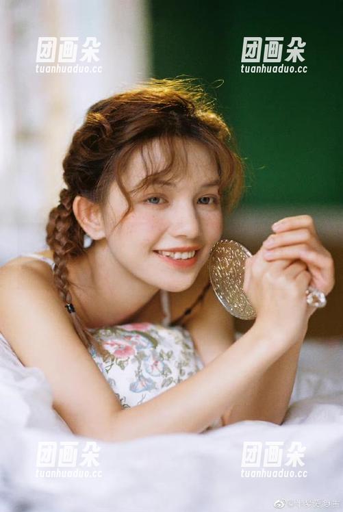 嗲囡囡 - 奶茶Emily的红裙图册大放送，免费获取唯美写真，给你无限惊喜！.txt