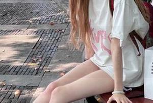嗲囡囡 – 注视流氓小巫女最新写真，她的吊带魅力让你欲罢不能！.txt
