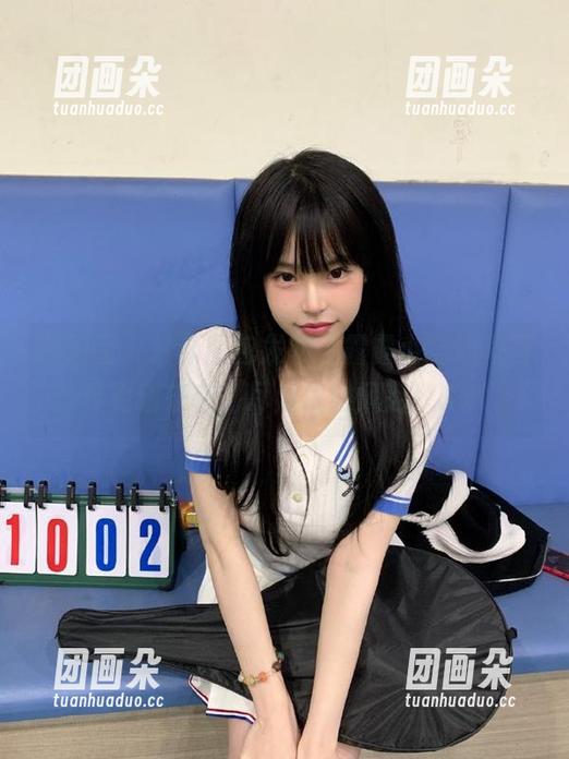 嗲囡囡 - 最新图包发布，露露小喵短裙写真更新来袭，尽显优雅风范！.txt