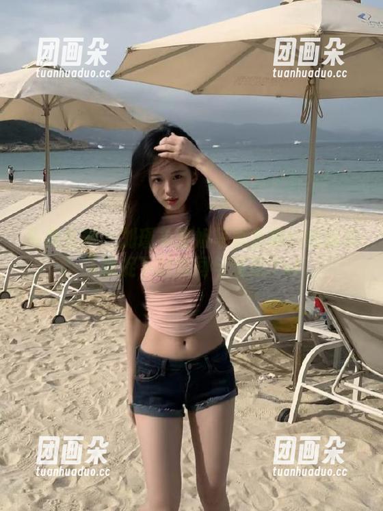 头条女神 - 刘瑾希姐姐写真全集：细腻镜头捕捉下的瞬间与情感.txt