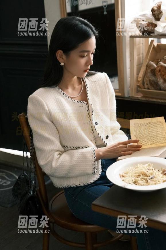 头条女神 - 精选美图展示：杨漫妮baby白丝写真，感受不一样的视觉盛宴.txt