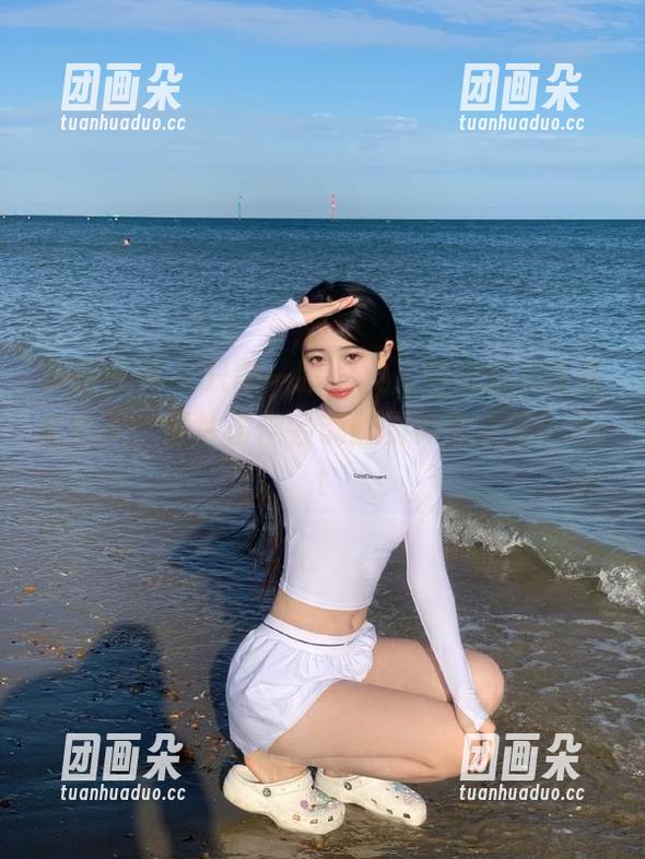 头条女神 - 只需一眼，火儿空姐的美图直击心灵，照片仿佛会说话的神奇之旅！.txt