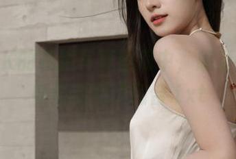 在女主K的礼服写真图册中，感受优雅与自信的完美融合.txt