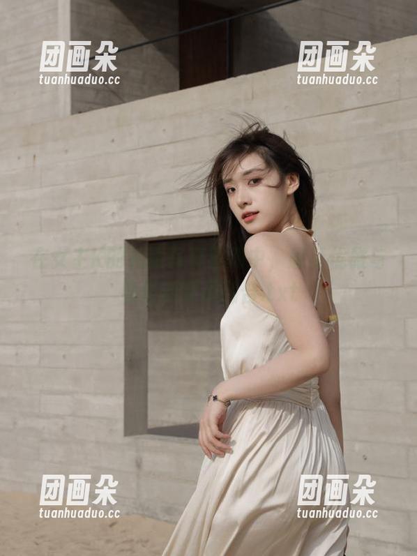 在女主K的礼服写真图册中，感受优雅与自信的完美融合.txt