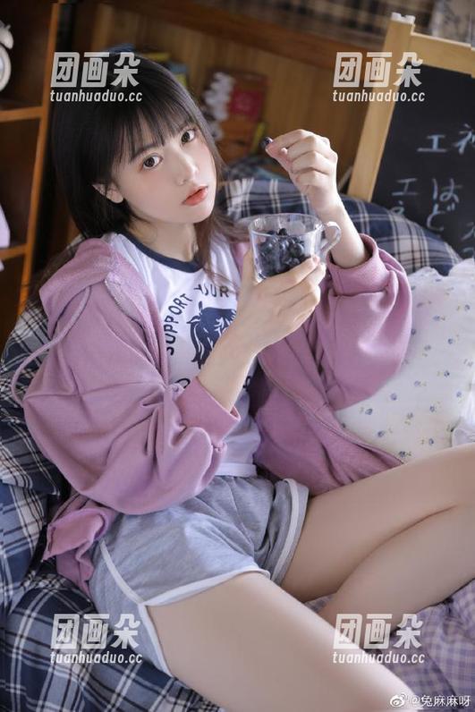 微密圈 - 看奶雯如何将红色战衣穿出新高度，免费下载独家图包，风格满分！.txt