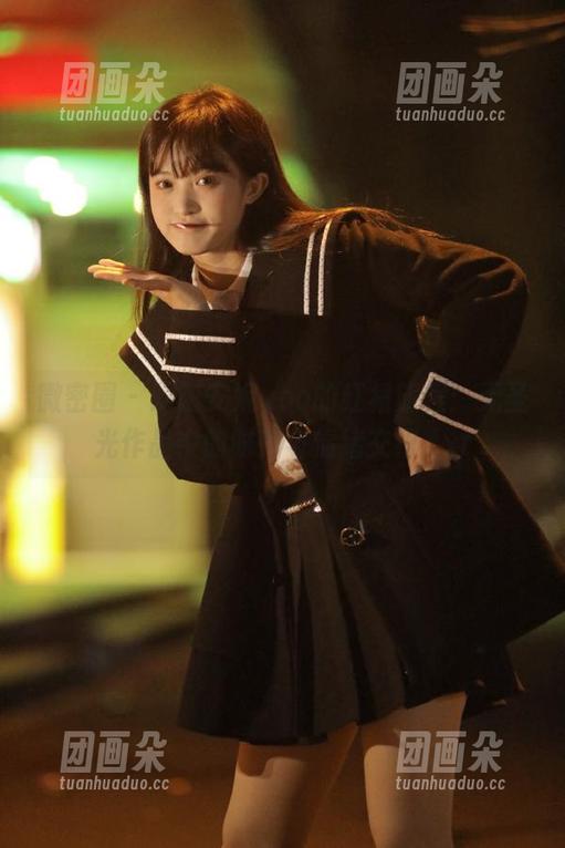微密圈 - 跟随安妮yoo的红裙旅程：无圣光作品中的时尚与情绪交织.txt