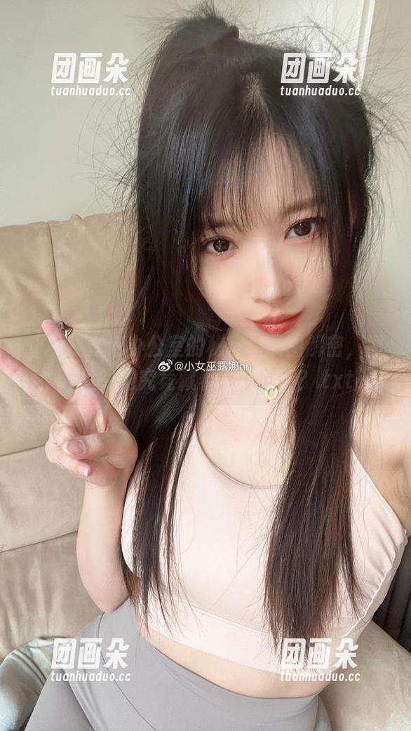 小女巫露娜办公室的秘密：原图解密，图片里的她究竟藏着多少风情？.txt