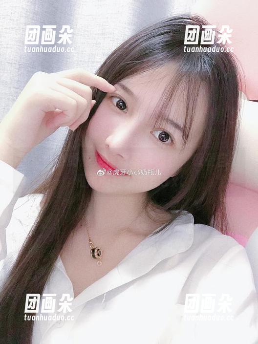 享受小小奶瓶儿海边写真福利，感受自然和风的轻柔拥抱.txt