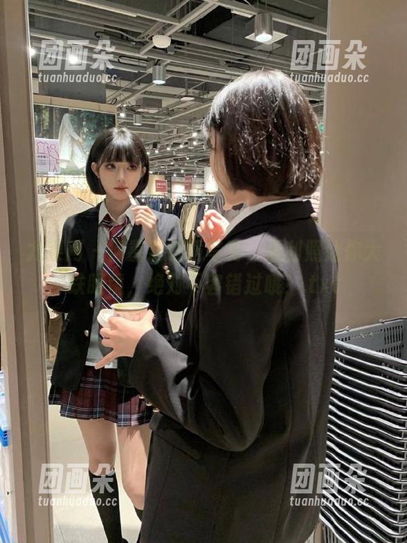 尤果网 - 何嘉颖眼镜写真，福利照让你大跌眼镜，绝对不容错过哦！.txt