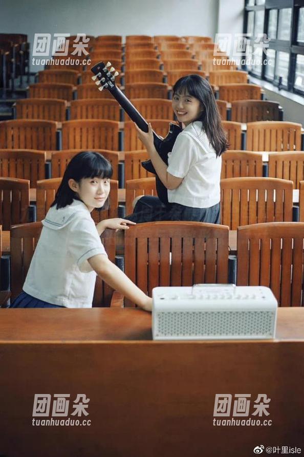 尤蜜荟 - 独家揭秘周于希最新天台写真合集，展现她的甜美与精致形象！.txt