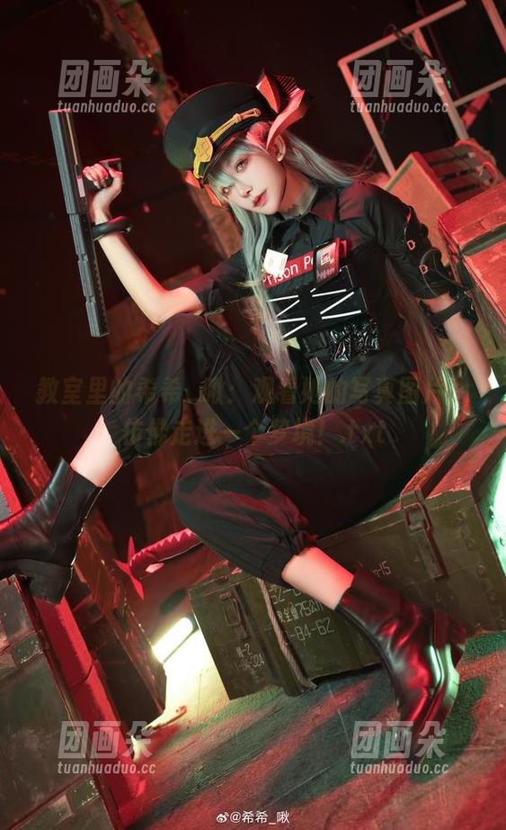 教室里的希希_啾：观看她的写真图片，仿佛走进一个梦境！.txt