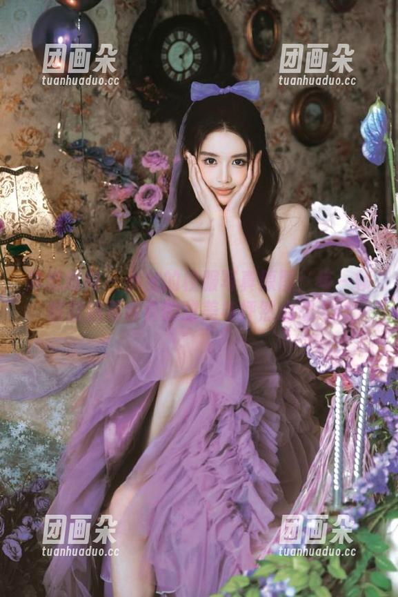 异思趣向-小宝 异思趣向 - 小宝的校服写真原图:每一帧都叙述着青春的甜美与怦然心动.txt