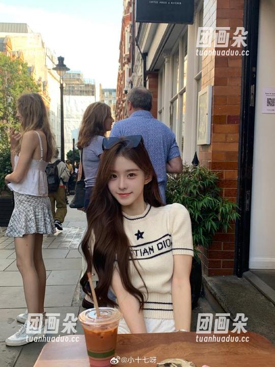 推女神 - 从图库精选的柠檬c_lemon泳池写真作品：每一张都令人陶醉.txt