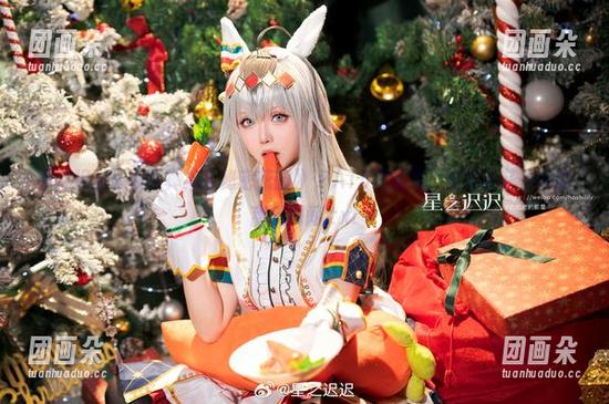 星之迟迟最新写真集《秘密花园》-PA15翠雀媚，漫步于花海中的甜美瞬间.txt