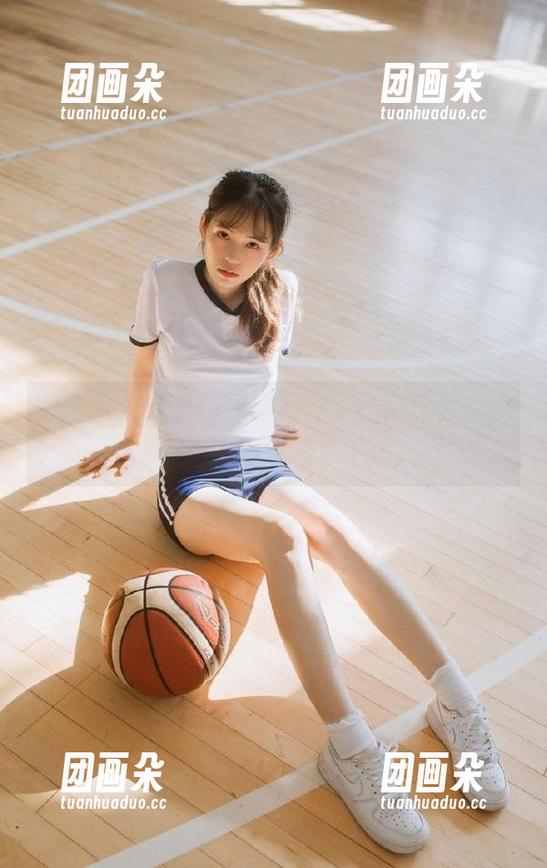 微密圈 - 是小逗逗定制写真，蕾丝黑丝袜带来的视觉盛宴.txt