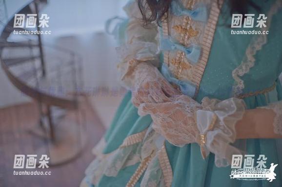 随性与优雅：木花琳琳是勇者白衬衫下的多样化cos作品.txt