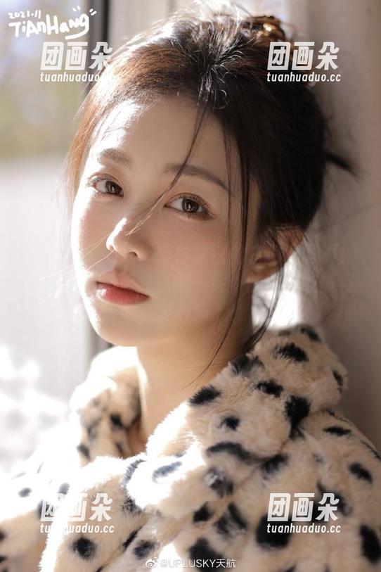 杨大乐乐很靠谱 微密圈 - 杨大乐乐很靠谱的白衬衫写真:分享背后那些“值得一笑”的时尚故事与真实心声.txt