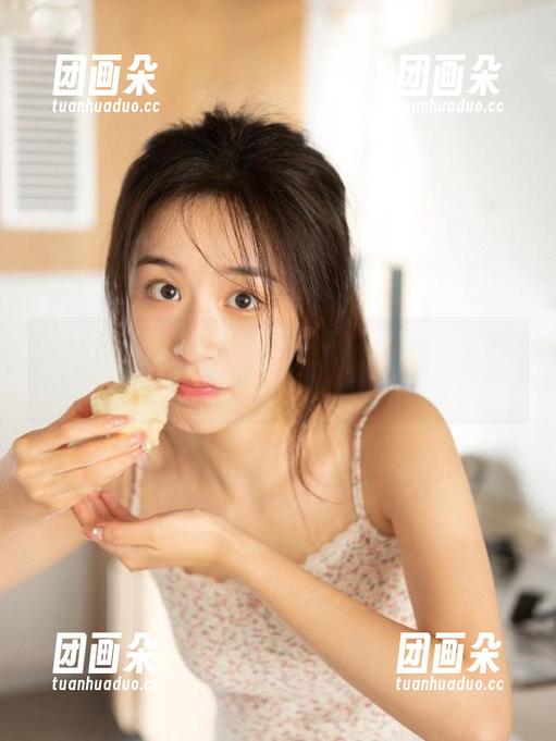 微密圈 - 果儿Victoria灰丝私拍美图，瞬间定格梦幻与现实的交汇.txt