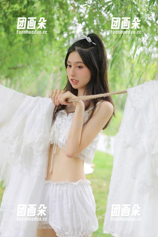 果团网 - 让人心动的私拍作品：周于希网袜图包中展现的青春靓丽.txt