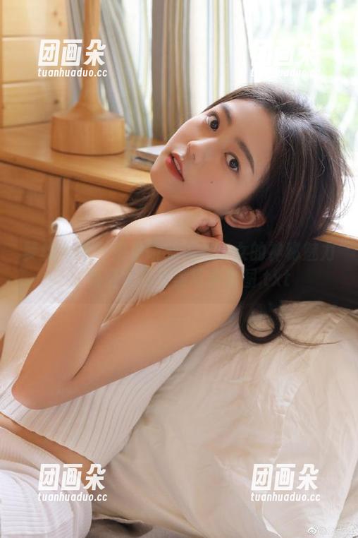 梦丝女神 - 感受晓晓黑衣少女的神秘魅力，免费领取精美写真套图.txt