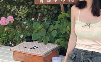 梦丝女神 – 灵唯泳装写真集中的原图：阳光沙滩下的轻盈与诱惑，尽在其中.txt